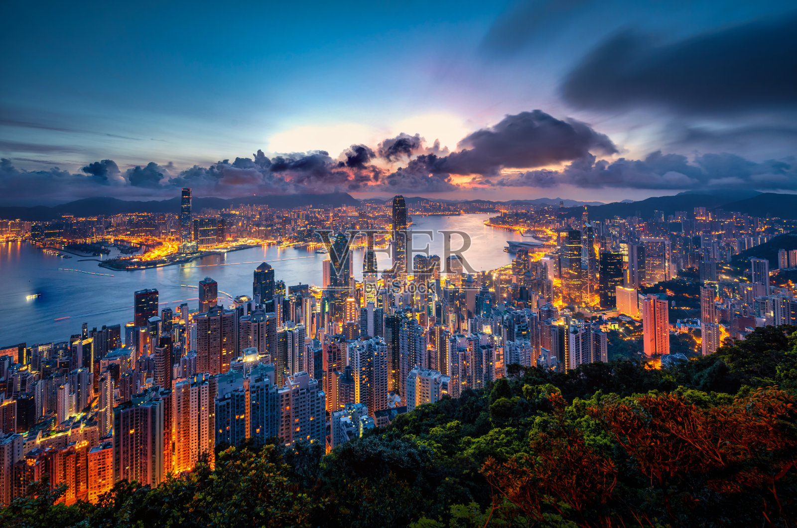 从山顶眺望香港城市的天际线。照片摄影图片