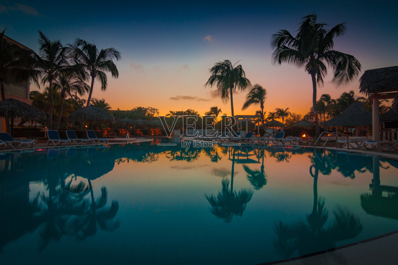 田园般的加勒比度假村在日落照片摄影图片