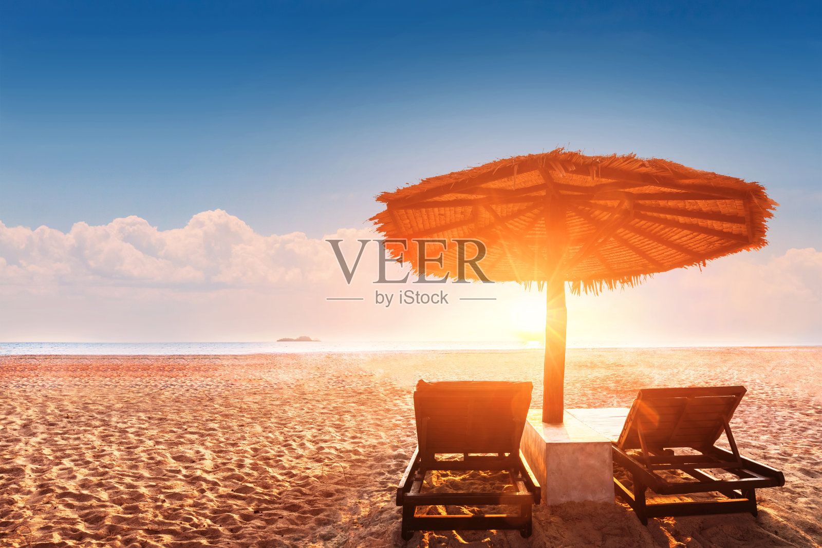 阳伞和太阳床躺椅在空旷的热带海滩日落与美丽的温暖的颜色，夏季度假目的地酒店度假景观照片摄影图片