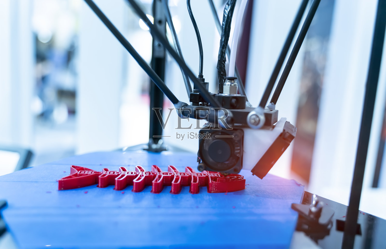 自动三维3D打印机打印塑料鱼骨架模型照片摄影图片
