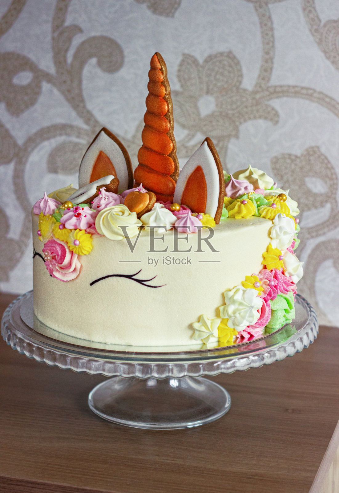 一个美丽明亮的蛋糕装饰在幻想独角兽的形式。为孩子们的生日设计的节日甜点照片摄影图片