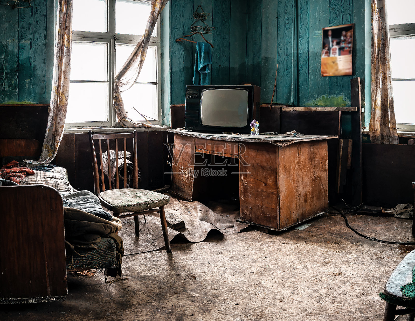 废弃房间里的旧电视和各种垃圾照片摄影图片