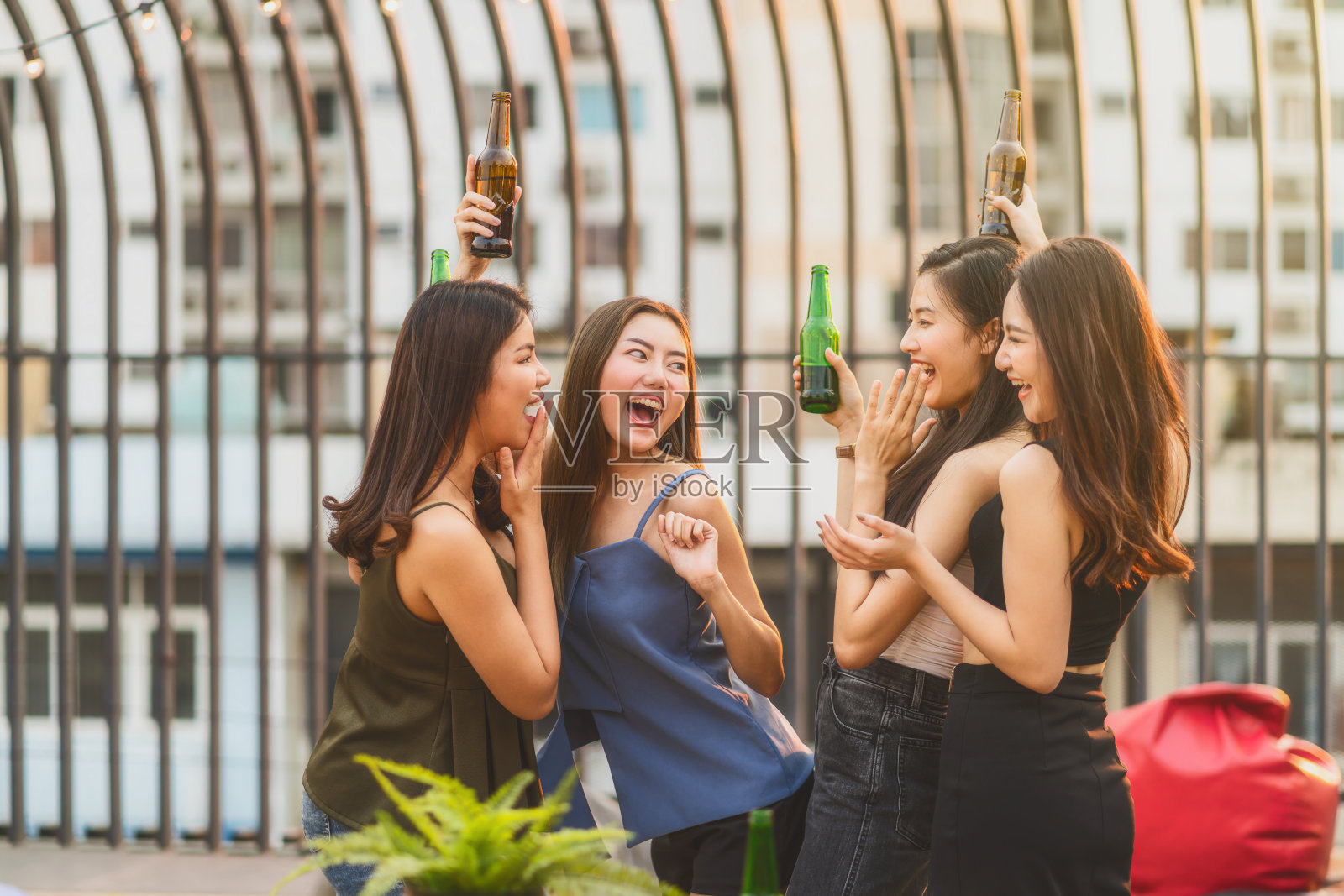 快乐亚洲女性朋友团一起庆祝和跳舞照片摄影图片