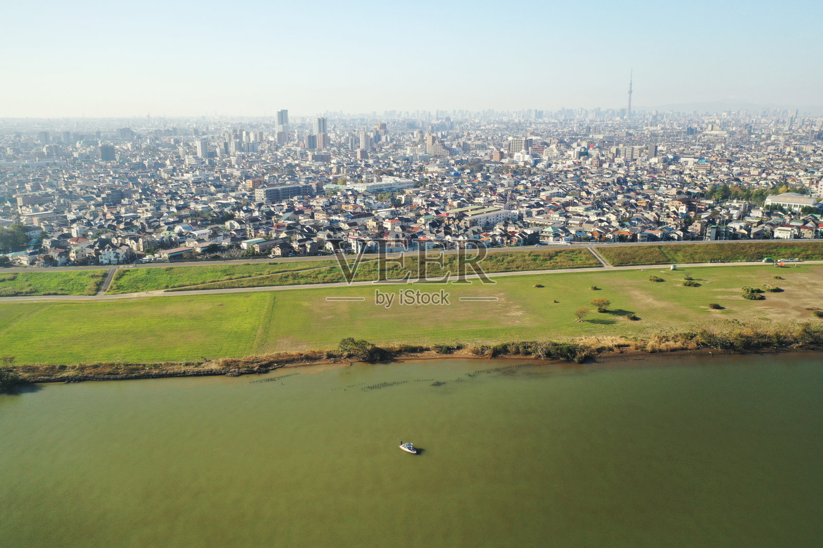 从江户川上空俯瞰东京照片摄影图片