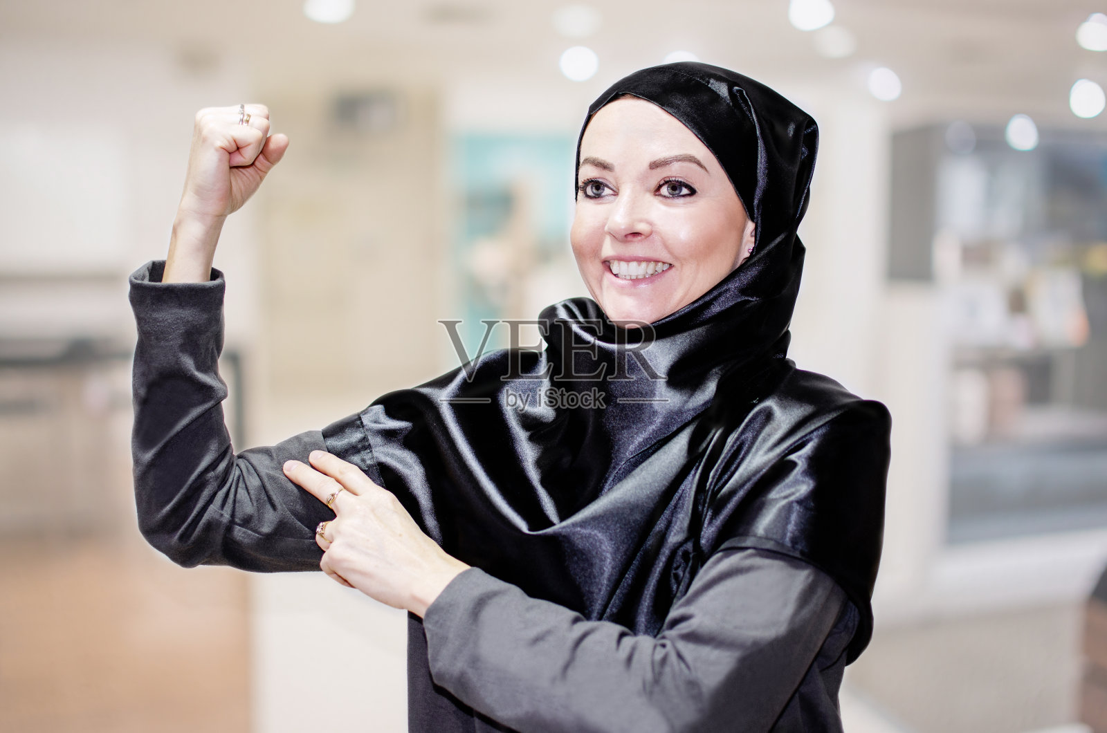 一名妇女在工作场所举着女性标志争取权利。照片摄影图片
