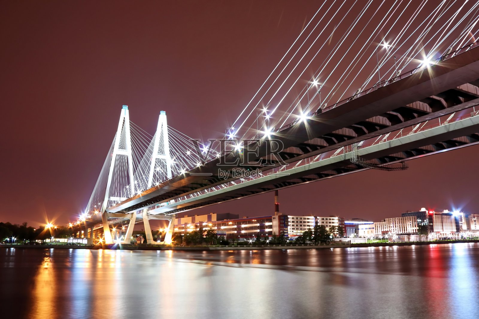 大河上的大斜拉桥，夜晚灯火通明照片摄影图片