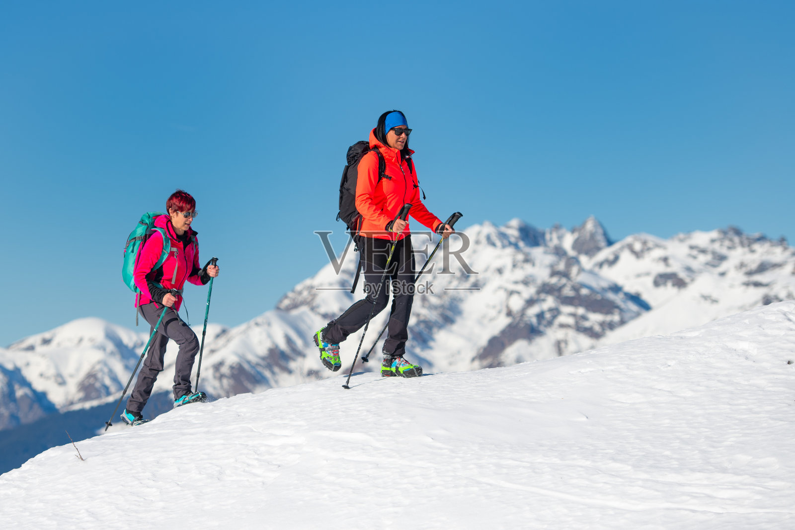 两个女性登山者朋友在冬天爬山照片摄影图片