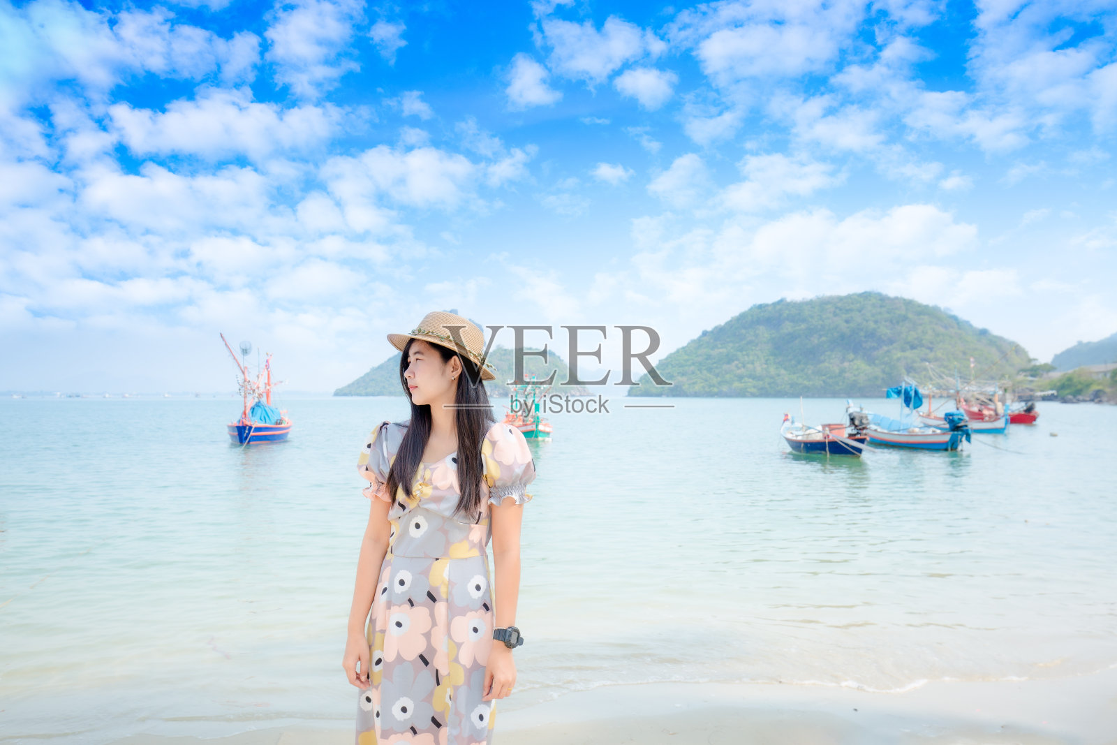 迷人的亚洲年轻女子穿着白色连衣裙微笑着享受与暑假在海滩上的感觉如此幸福和愉悦，在泰国热带海滩旅游，度假和放松的概念照片摄影图片