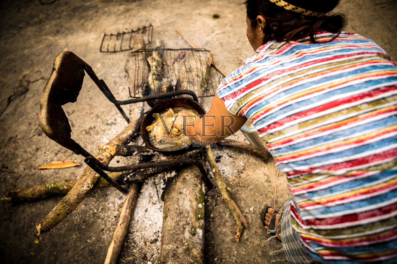 巴西马瑙斯图皮瓜拉尼部落的妇女正在准备食物照片摄影图片