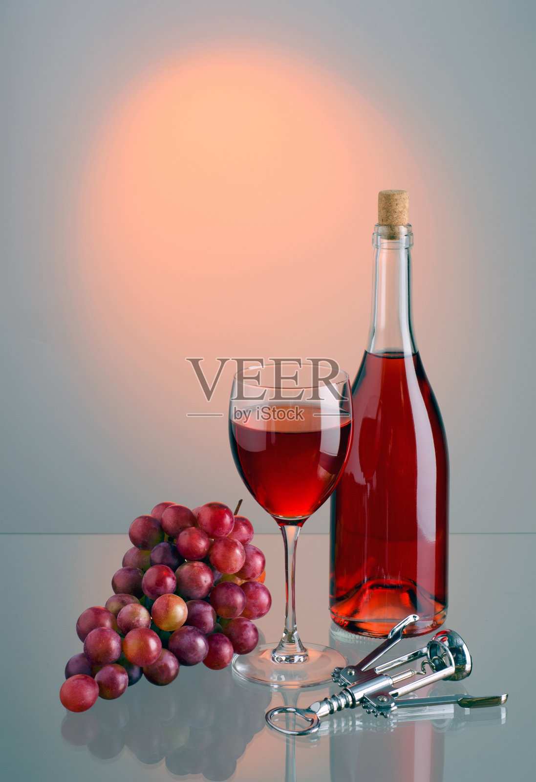 瓶子和玻璃上有葡萄酒，葡萄刷和螺旋开瓶器的彩色背景照片摄影图片