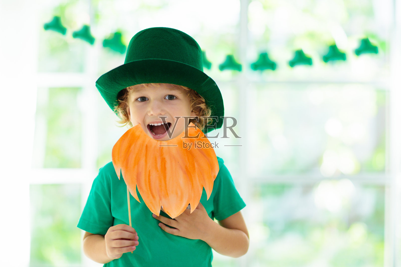 孩子们庆祝圣帕特里克节。爱尔兰的节日。照片摄影图片