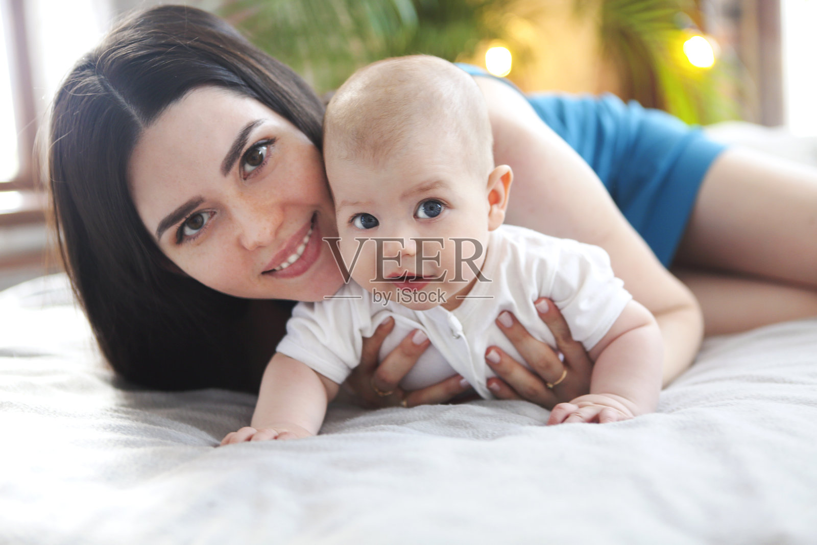 母亲和她可爱的男婴的肖像照片摄影图片