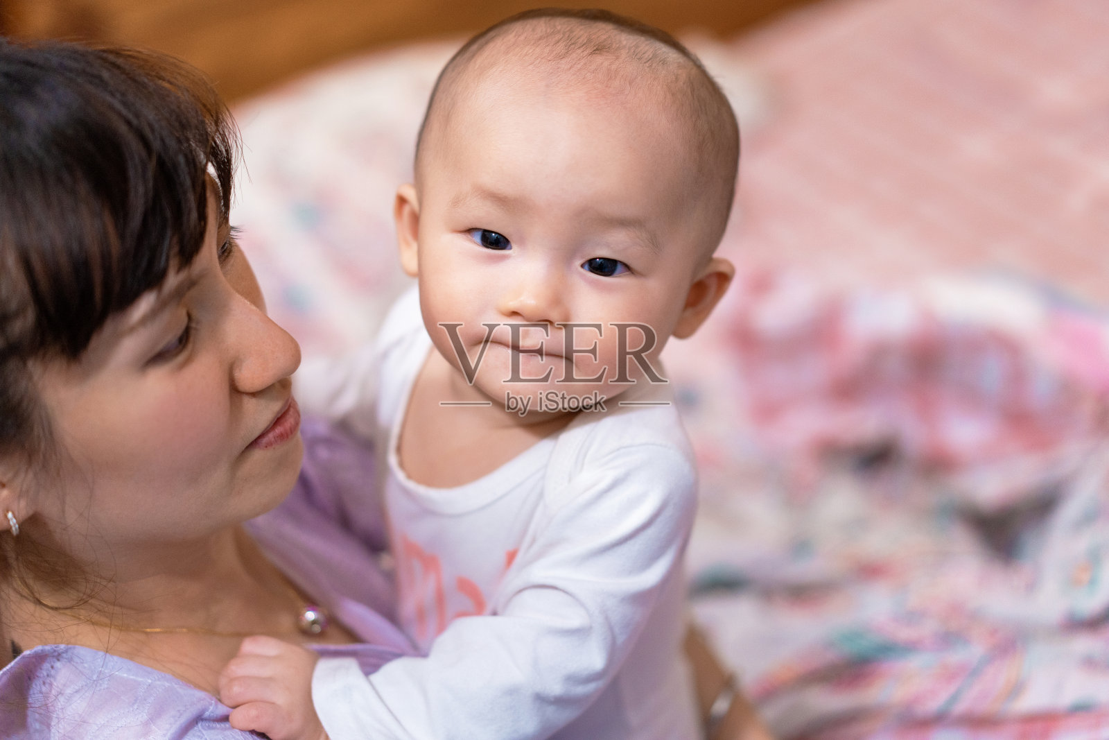 亚洲母亲和婴儿女儿互动照片摄影图片