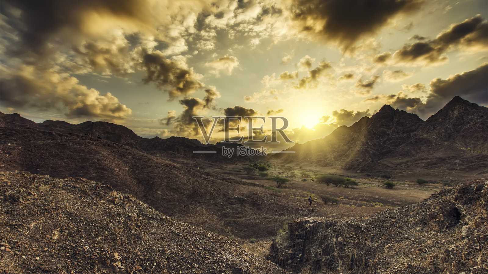 沙漠地貌以石山和沙丘形成照片摄影图片