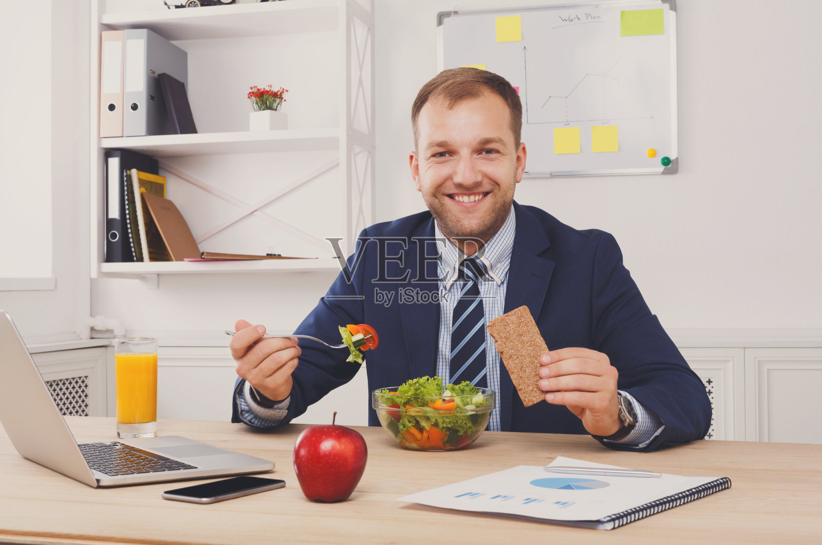 男人在现代的办公室里吃健康的商务午餐照片摄影图片