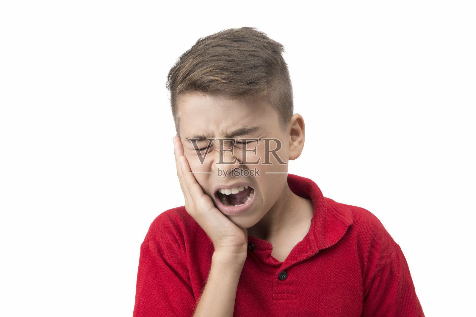 一个焦虑的小男孩的肖像与牙痛在白色的背景照片摄影图片