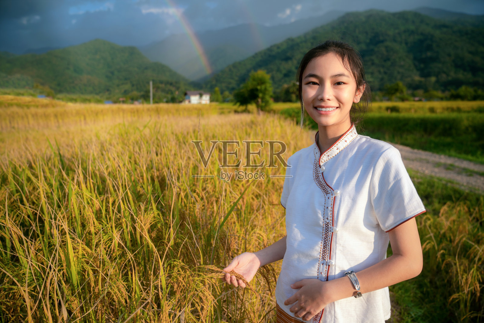 泰国女孩走在稻田和稻田农场在lam端织布咖啡店，Pua照片摄影图片