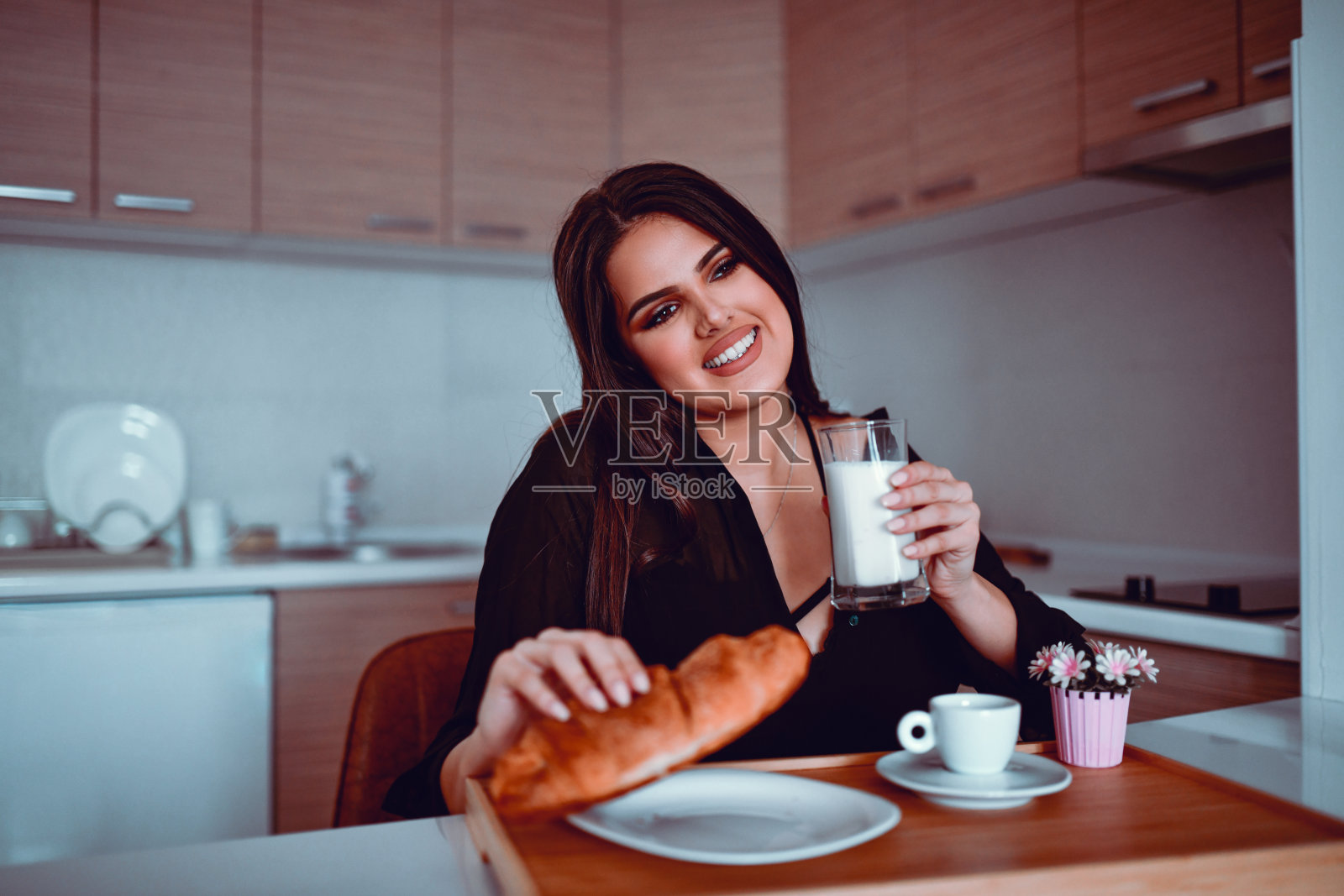 早餐喜欢吃牛角面包、咖啡和牛奶的女性照片摄影图片