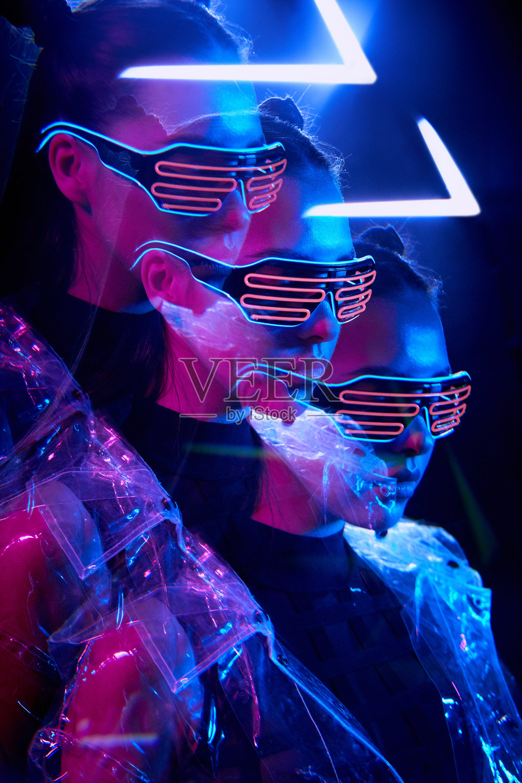 多元组合的时尚网女霓虹LED护目镜和蓝色透光夹克，3D效果照片摄影图片