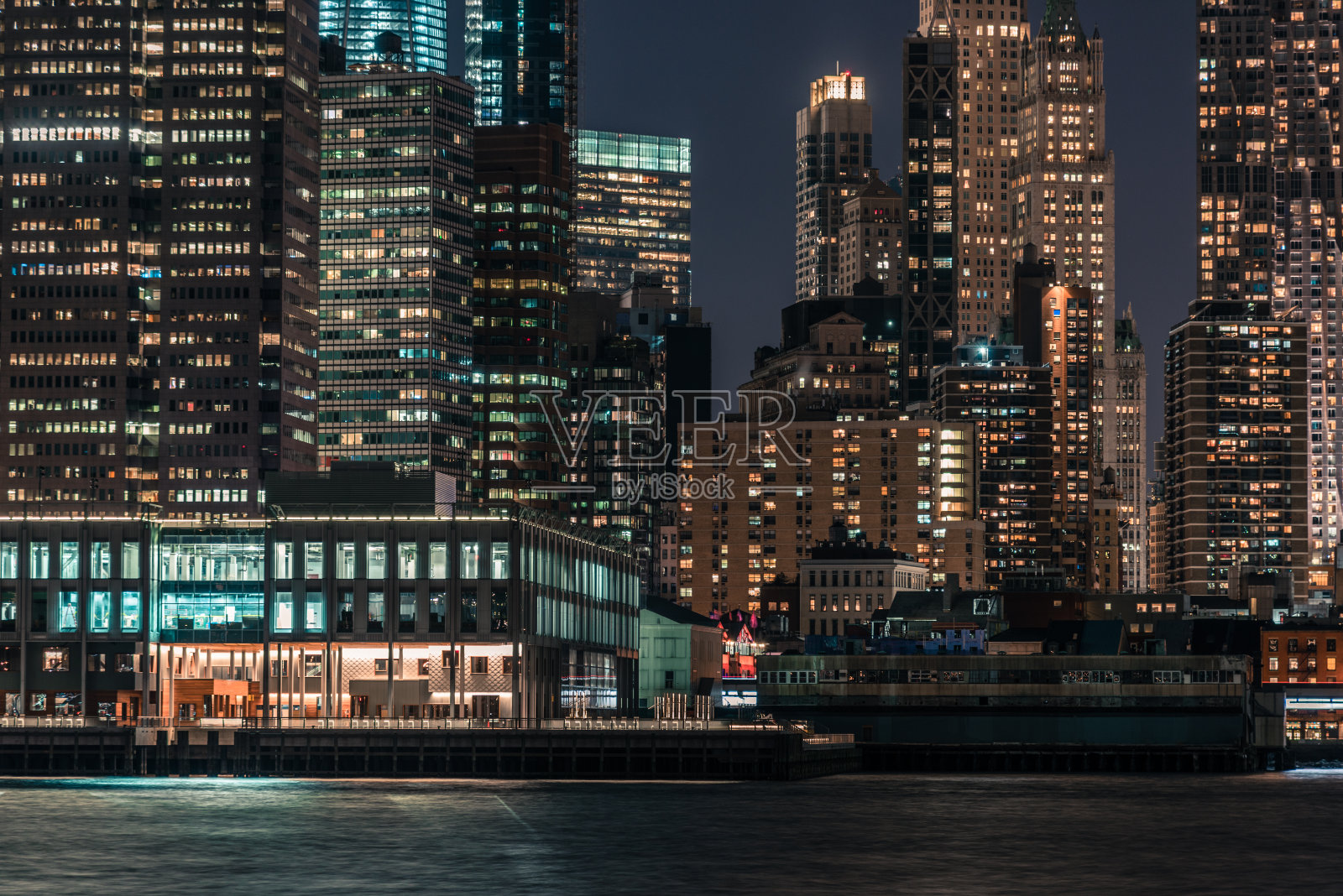 曼哈顿市中心的摩天大楼夜景照片摄影图片