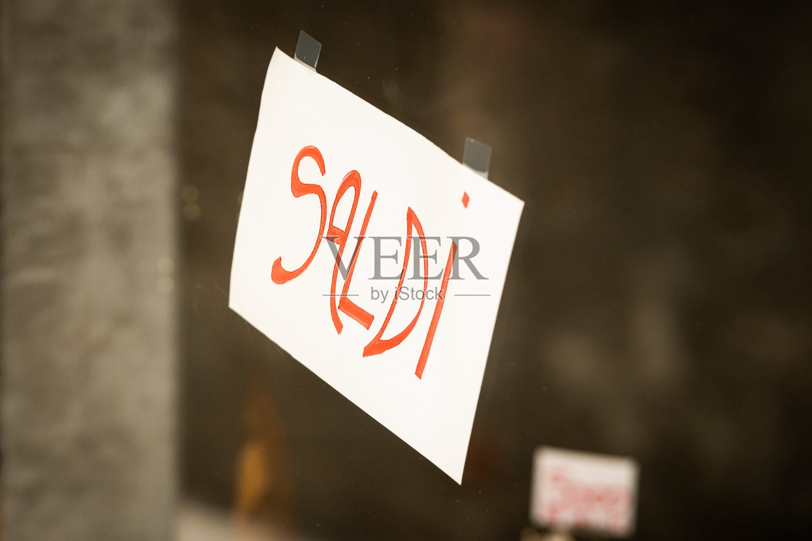 意大利的Saldi标志/商店橱窗上的减价照片摄影图片
