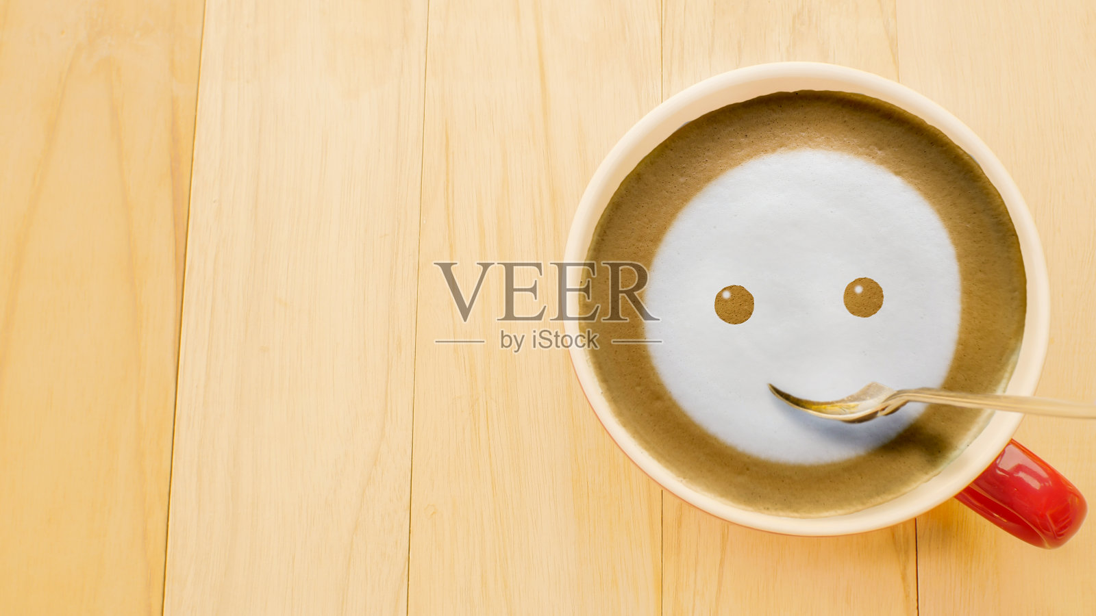 清晨的咖啡里，牛奶泡沫微笑着。照片摄影图片