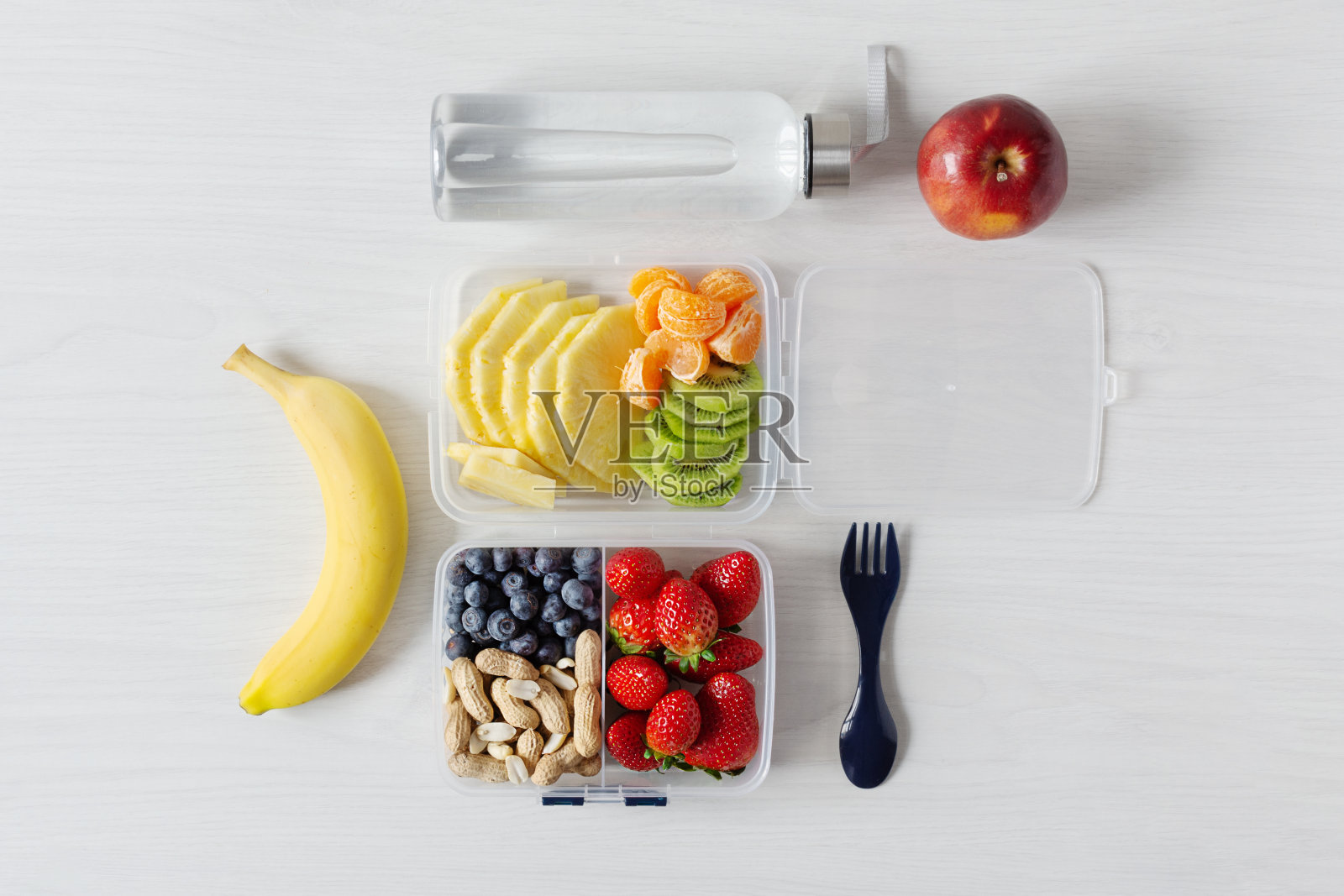 各种生水果和浆果在一个午餐盒俯视图。健康饮食，素食理念。照片摄影图片
