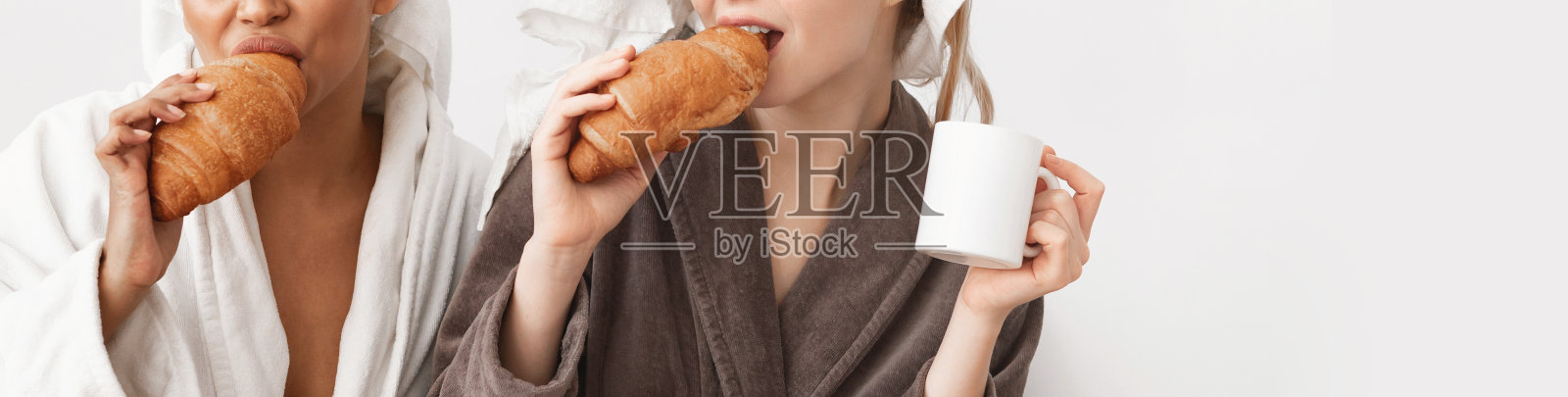 两位女士一边吃牛角面包一边喝咖啡照片摄影图片