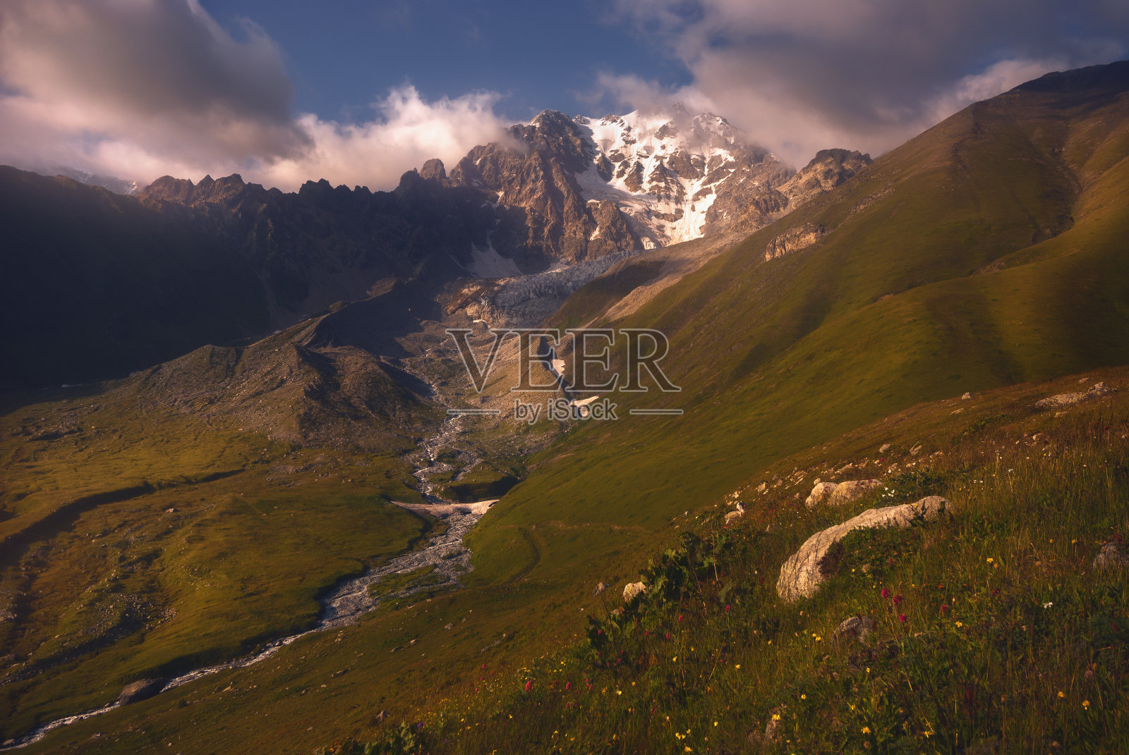 格鲁吉亚拉查高加索山脉美丽的夏日景色照片摄影图片