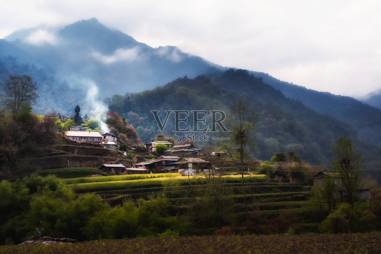 喜马拉雅山脉的一个村庄照片摄影图片