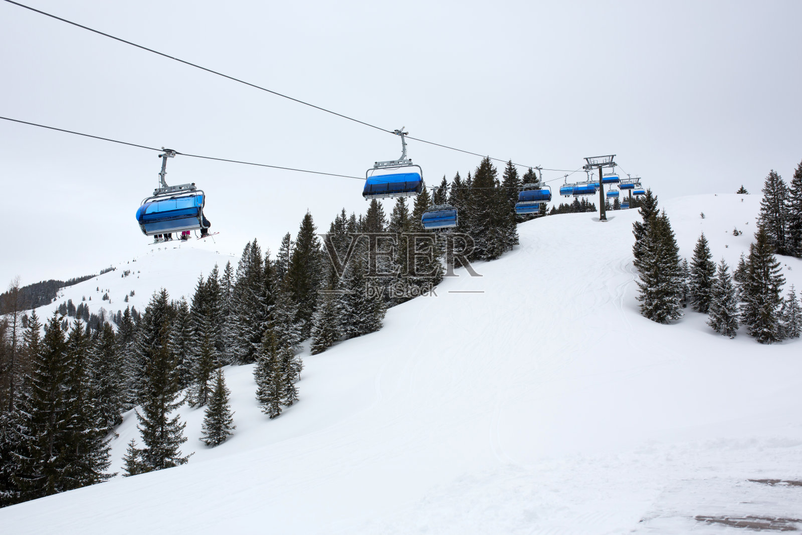 风景优美的冬季滑雪场在一个阳光明媚的日子，多雪的冬天照片摄影图片