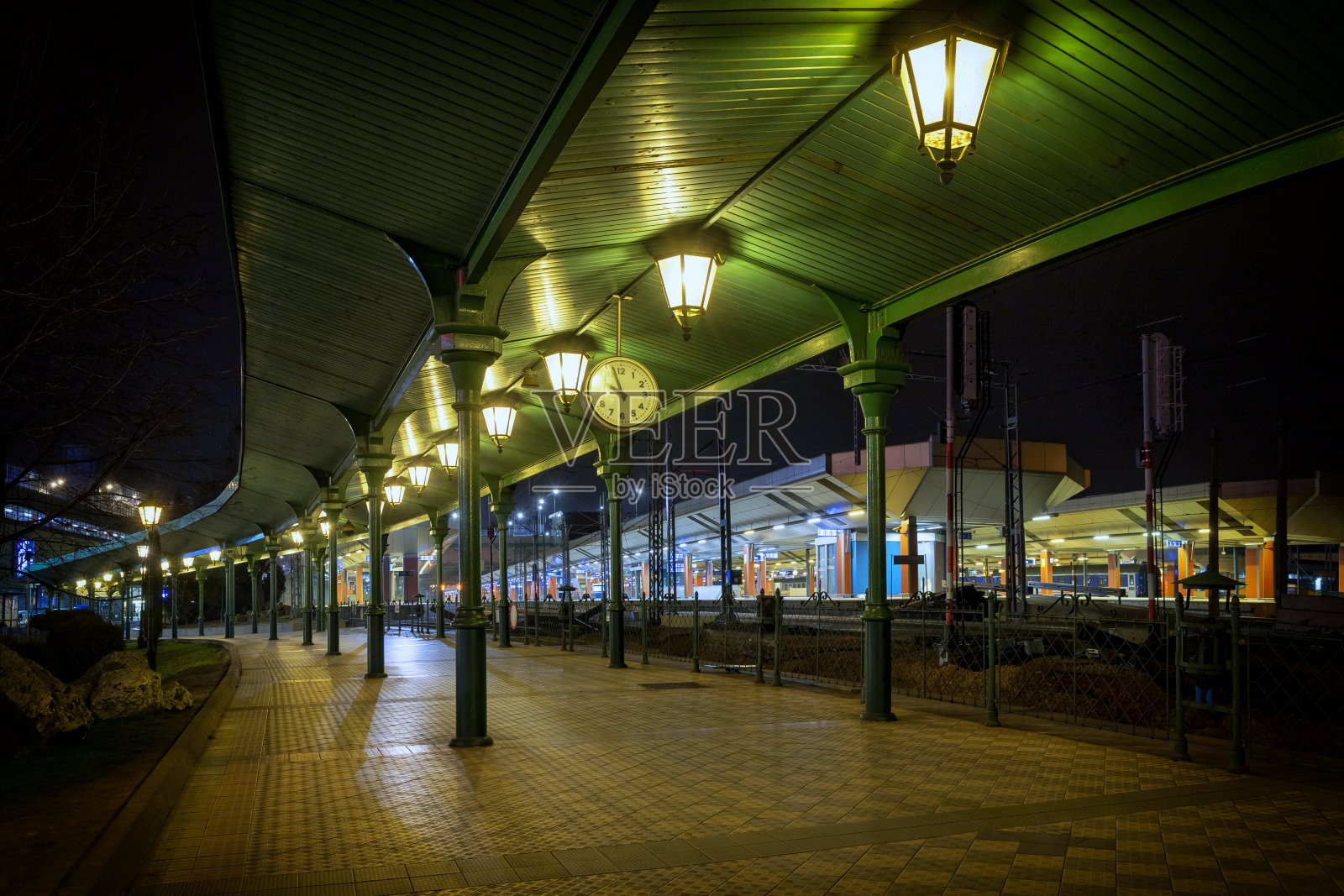 波兰克拉科夫火车站空荡荡的站台照片摄影图片