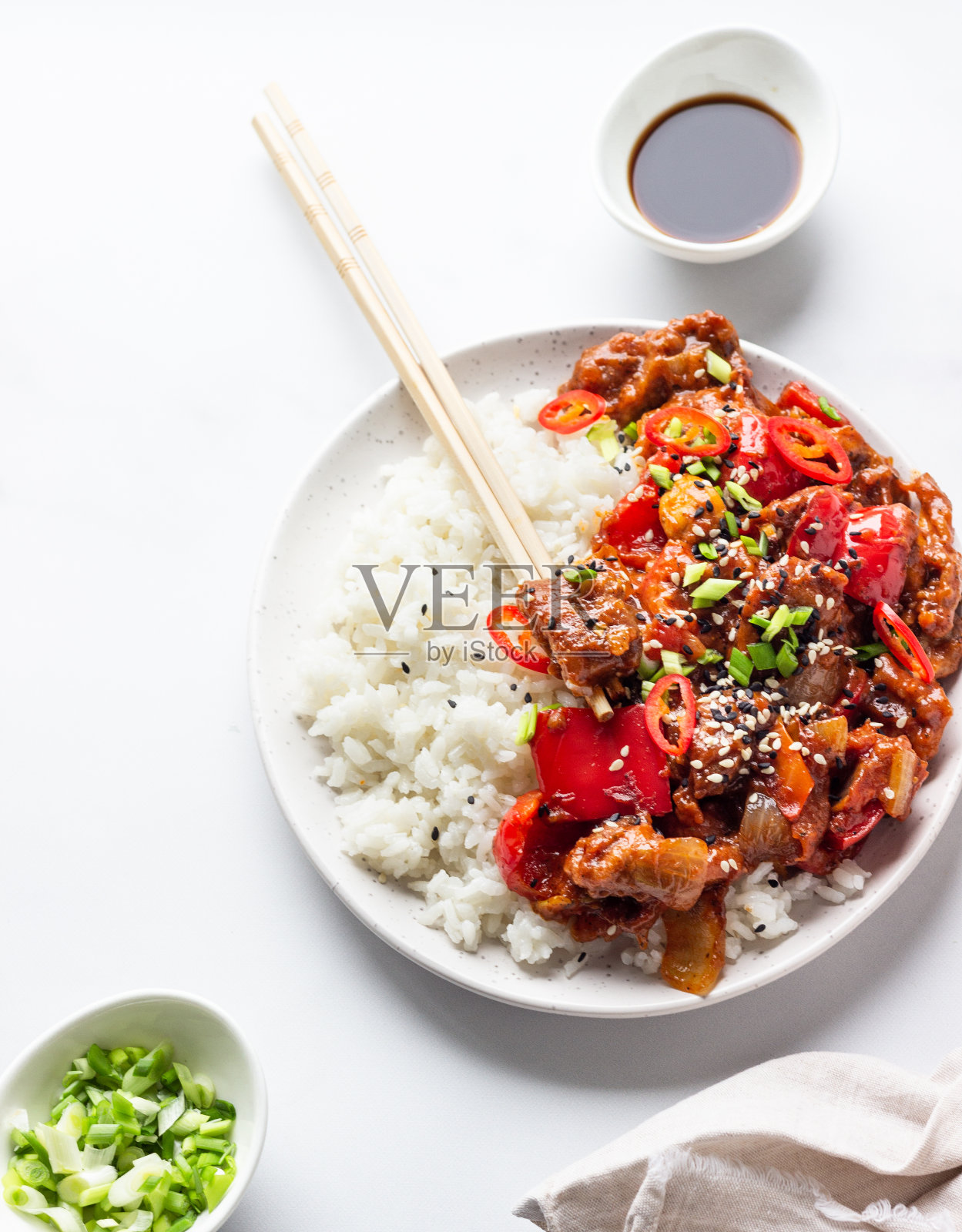 炒猪肉、青菜、葱饭。亚洲美食。舒适的食物。照片摄影图片