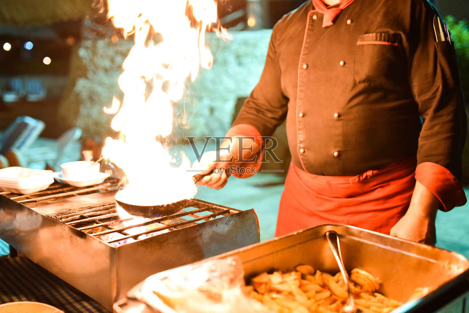 厨师晚上在火上做饭照片摄影图片