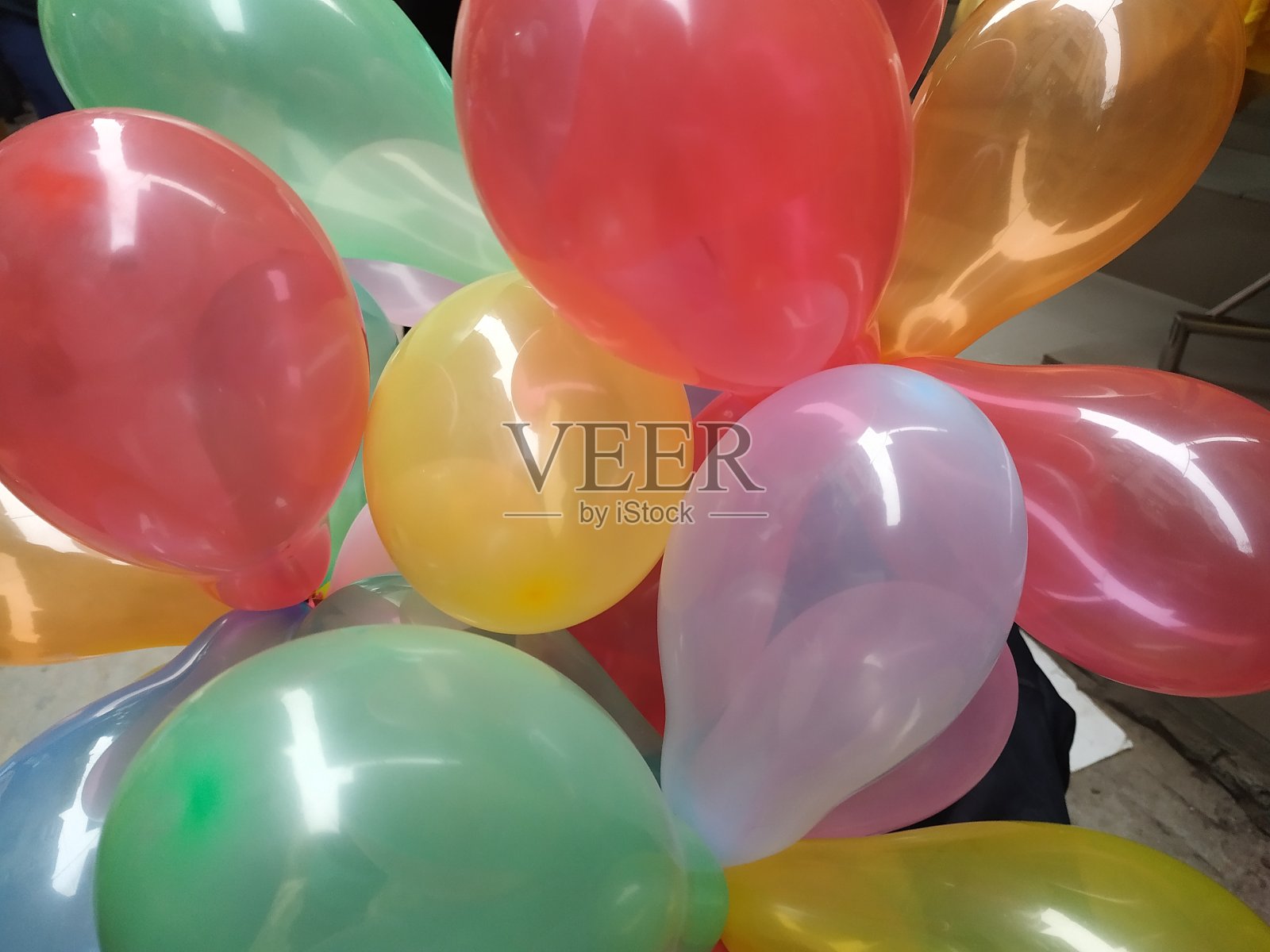 彩色气球近景，在市场上照片摄影图片