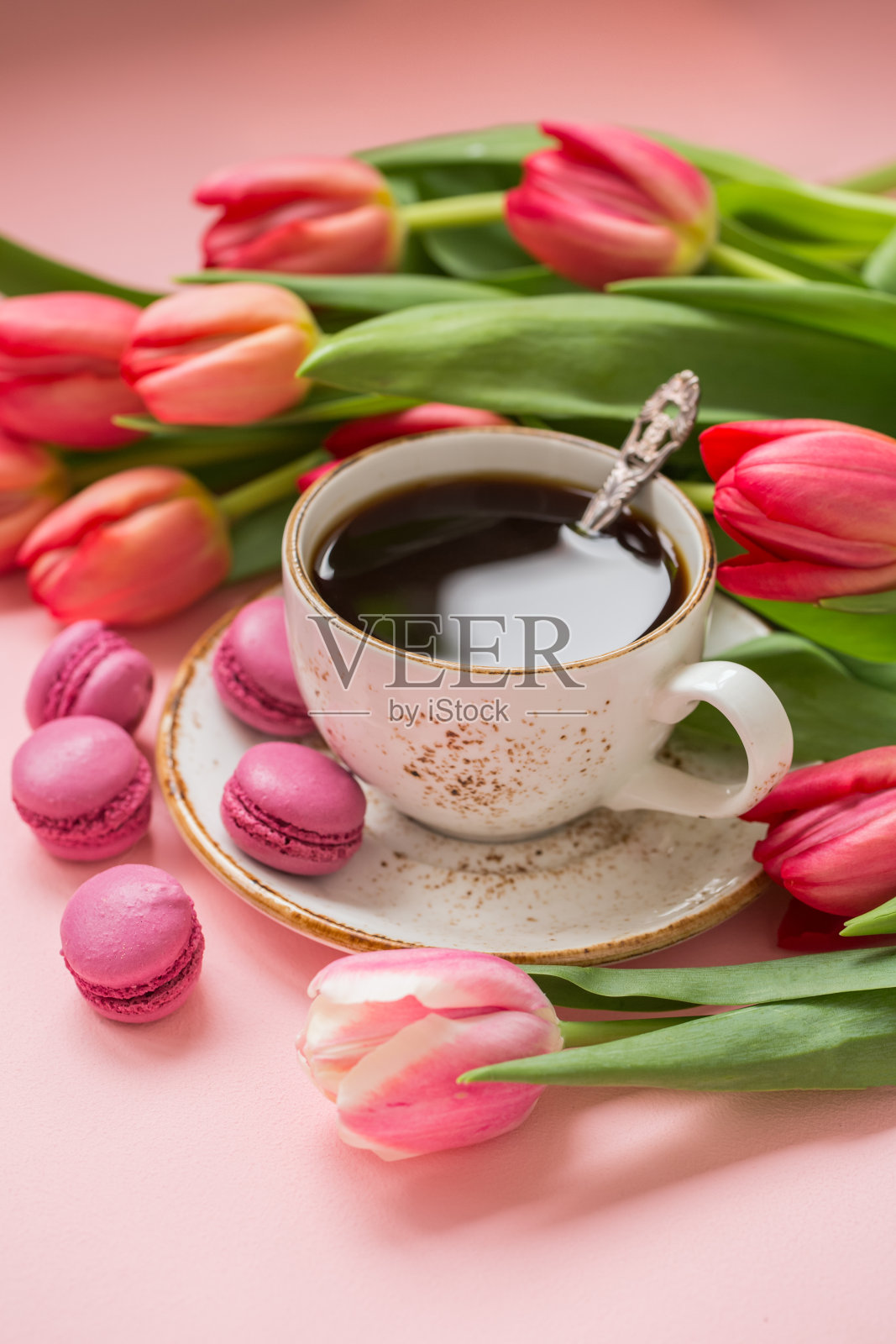 一杯粉红色背景的郁金香咖啡，浪漫的照片照片摄影图片