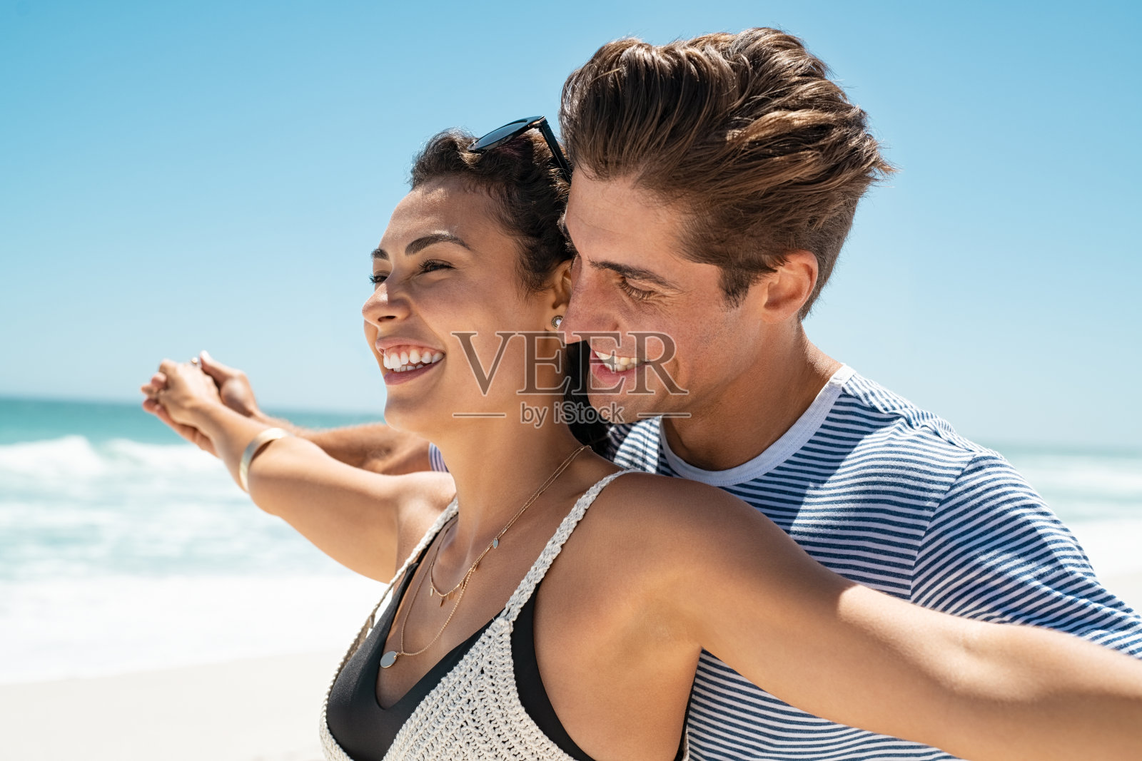 情侣们在海滩上享受夏天照片摄影图片