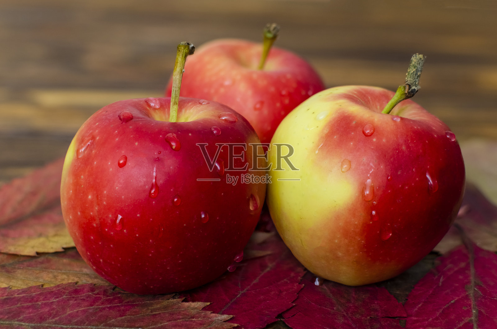 成熟多汁的红苹果覆盖着水滴作为背景照片摄影图片