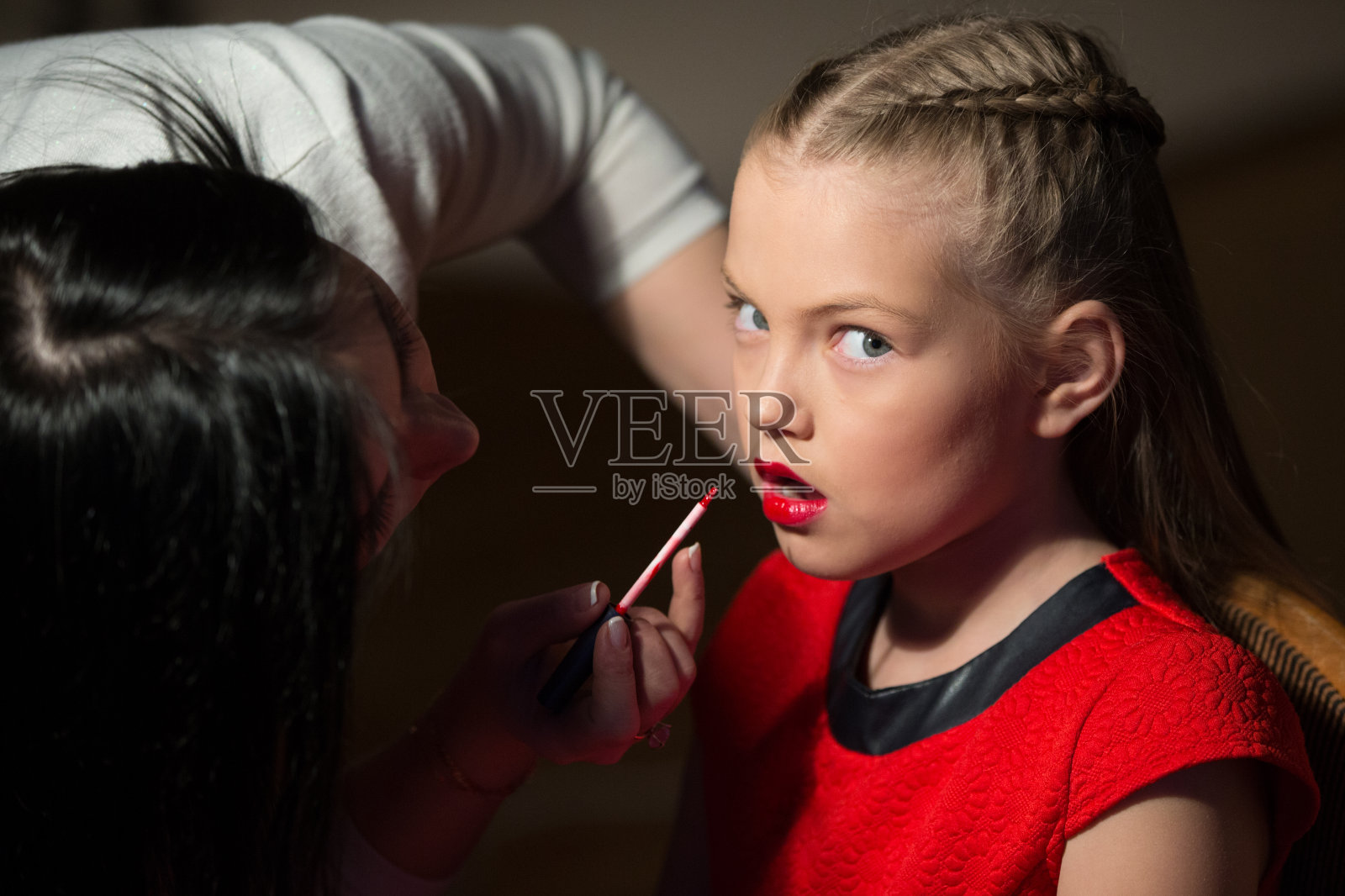 模型试验。一个专业的化妆师在脸上做一个小化妆模型。女孩十几岁的模型照片摄影图片