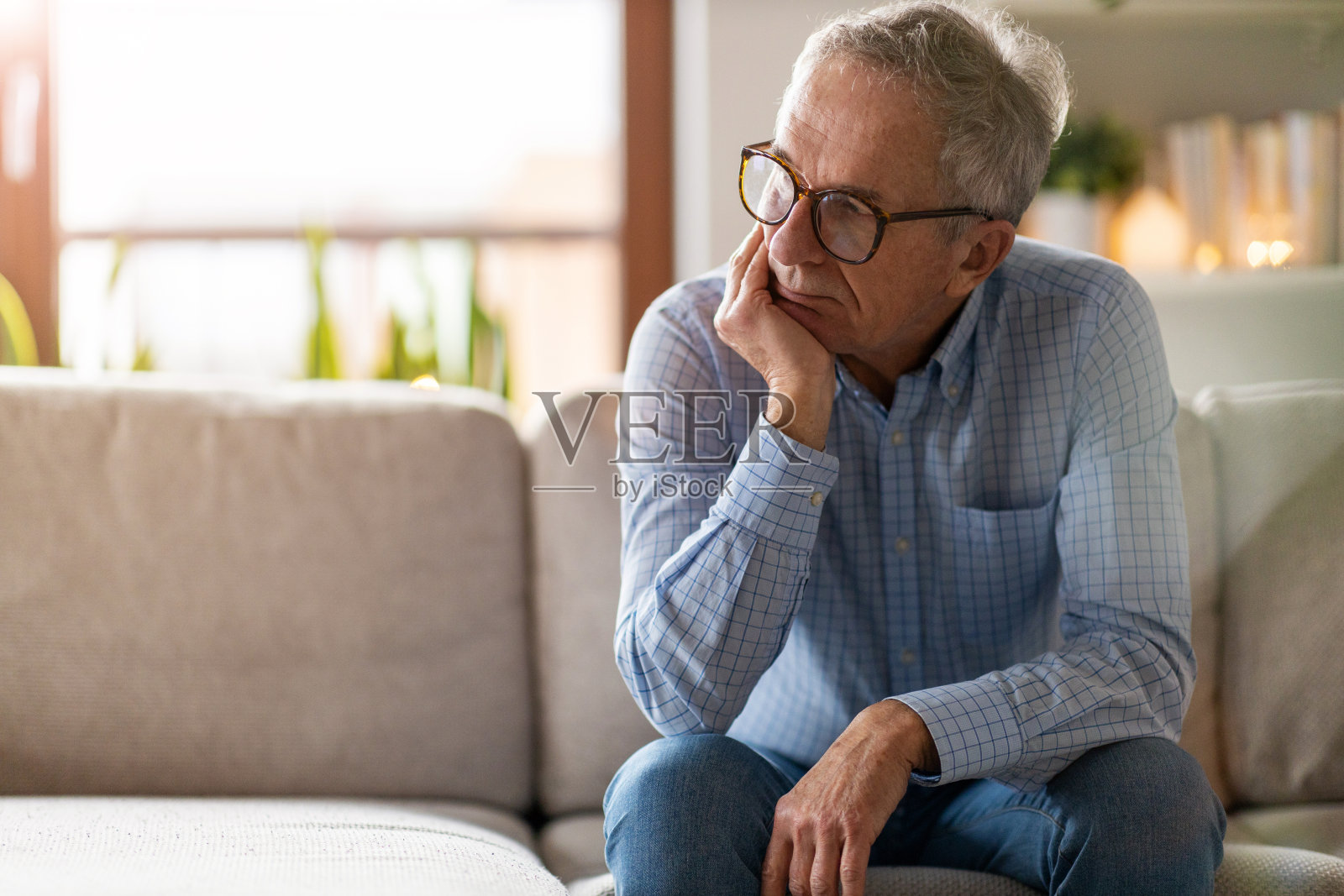 一个焦虑的老人独自坐在家里照片摄影图片
