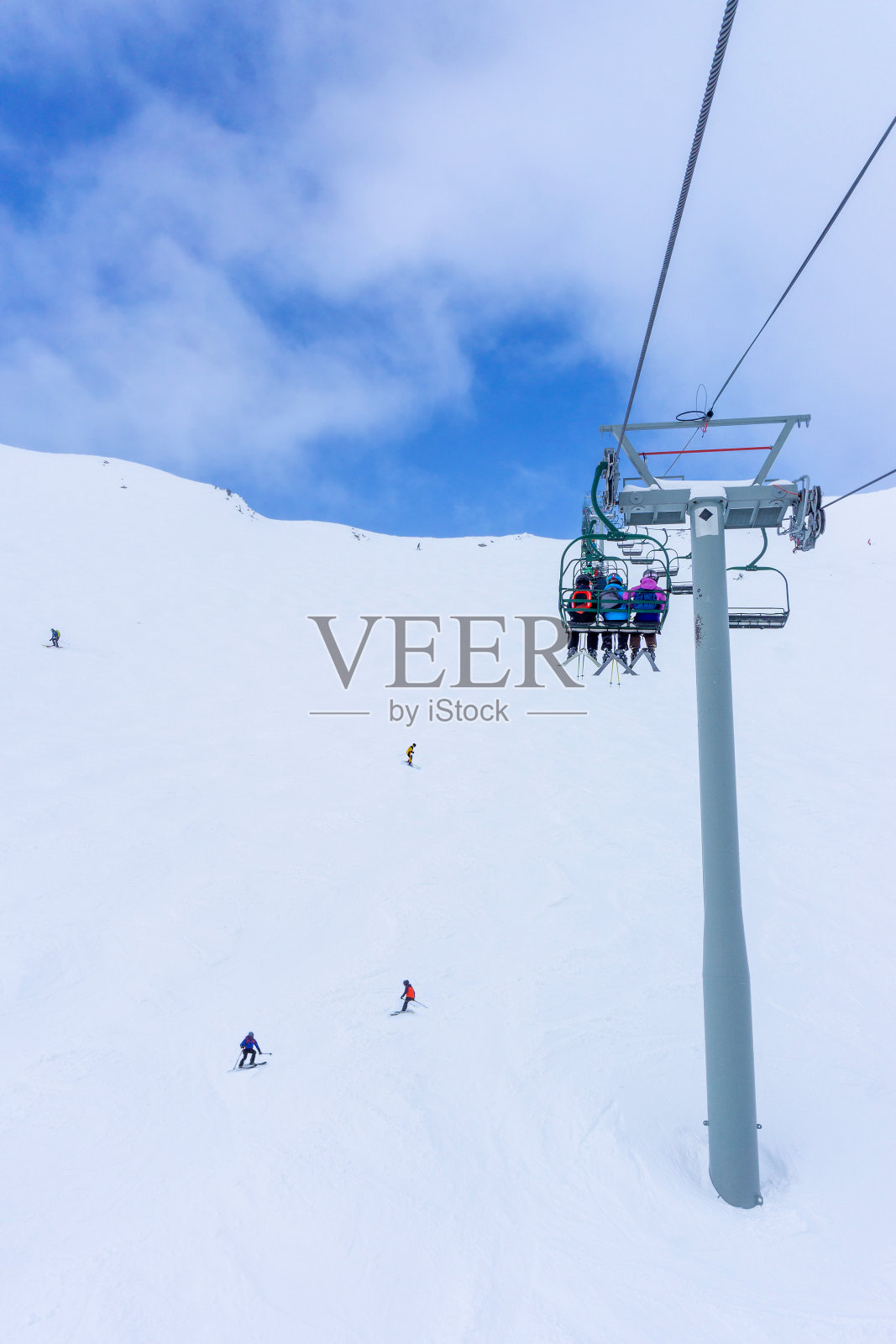 加拿大落基山脉的滑雪缆车上的滑雪者照片摄影图片