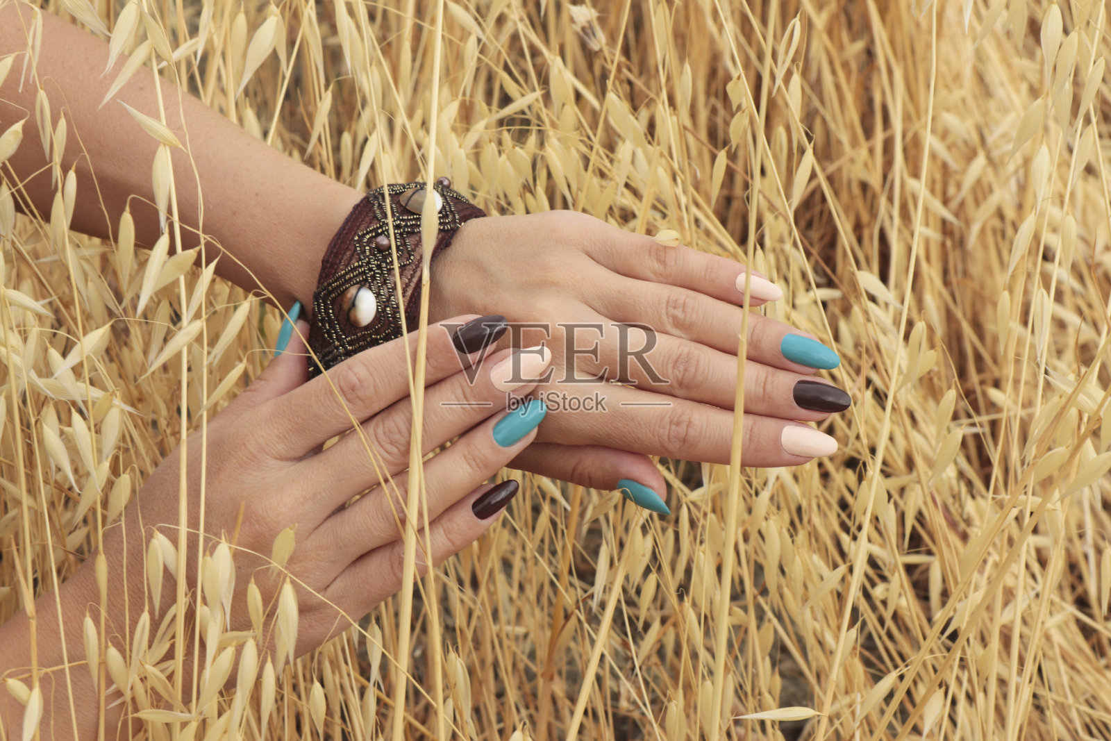 创意时尚的夏季美甲长椭圆形指甲照片摄影图片