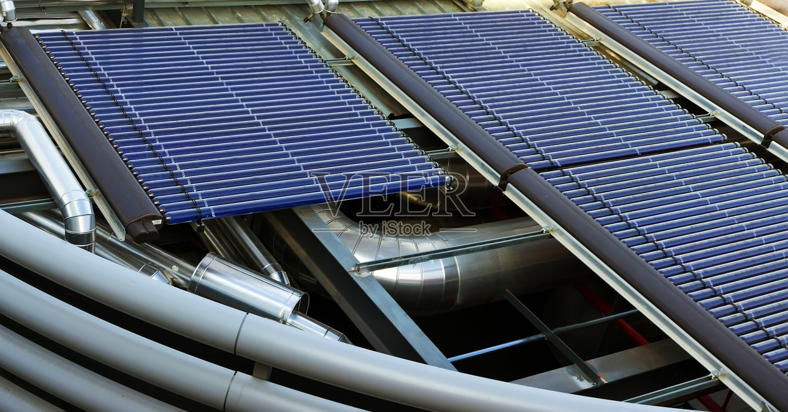 屋顶上的太阳能热水器照片摄影图片