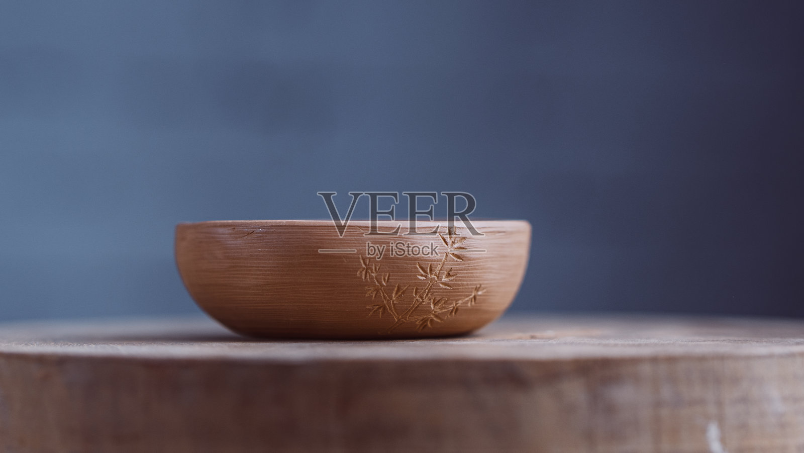 宜兴手工陶土碗竹编木圈手绘竹编。粘土陶器陶瓷。高质量的照片照片摄影图片