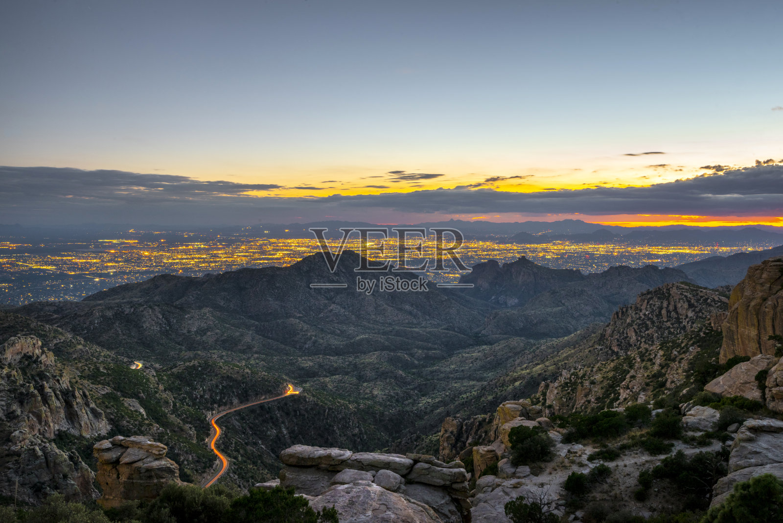 黄昏时分，从莱蒙山眺望亚利桑那的图森照片摄影图片
