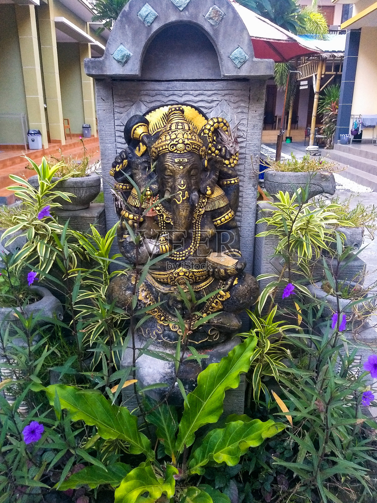 主甘尼萨雕像与绿色植物在印度德里周围，印度教主甘尼萨照片摄影图片