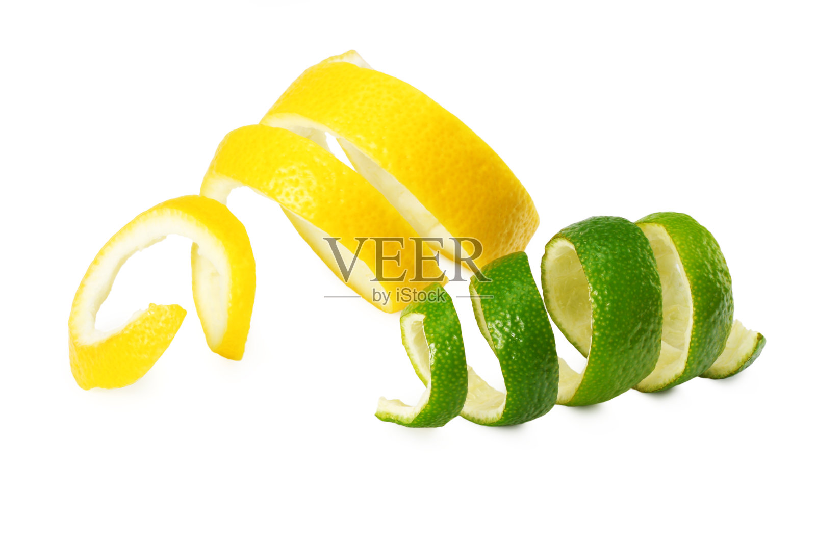 新鲜柠檬皮孤立在白色背景。健康的食物照片摄影图片