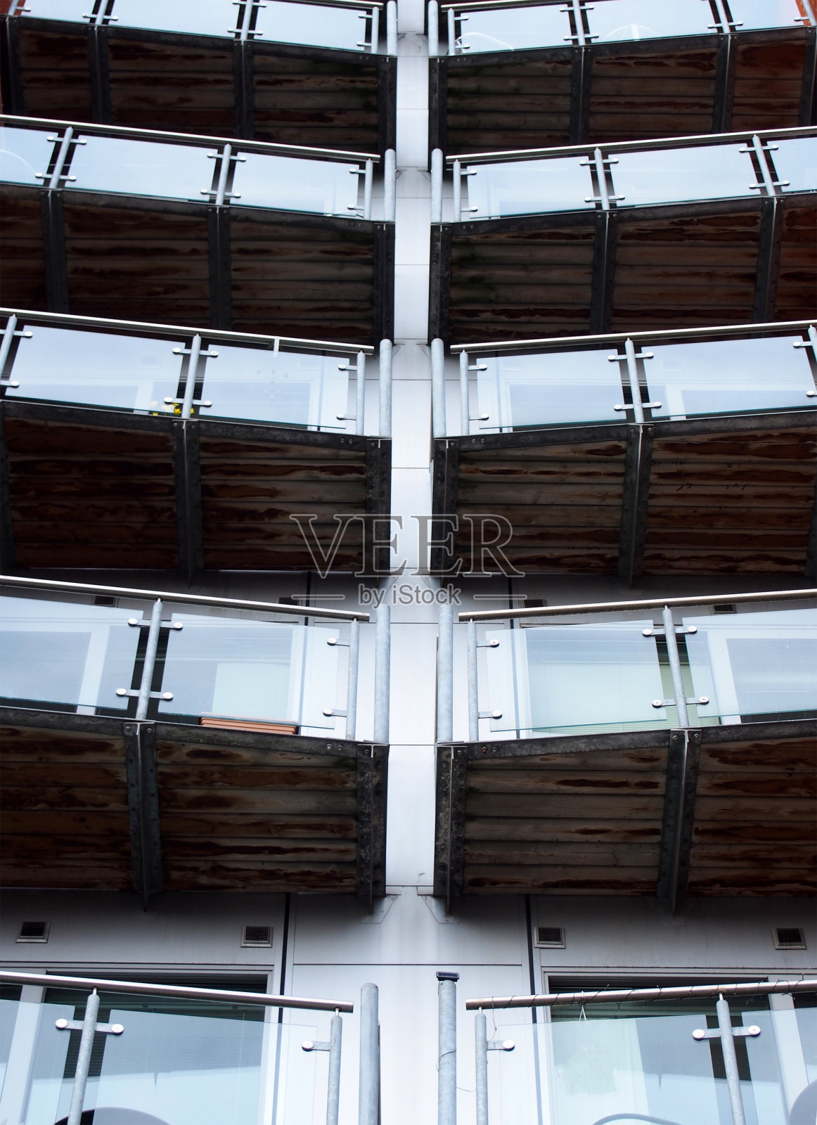 垂直视角的角度现代玻璃公寓阳台上的蓝色钢建筑照片摄影图片