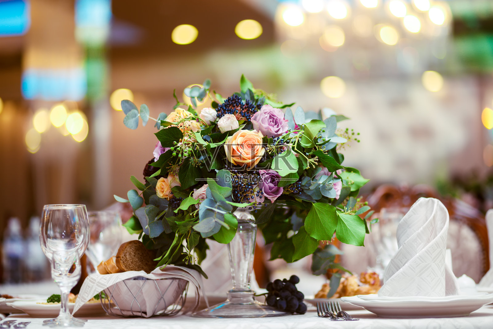 婚礼桌上漂亮的花束。照片摄影图片