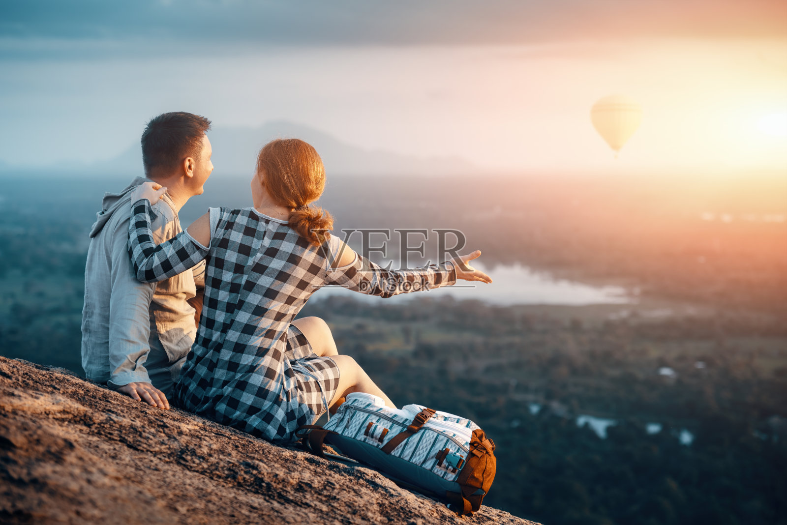 幸福的夫妇享受彼此的陪伴在一个美丽的日落照片摄影图片